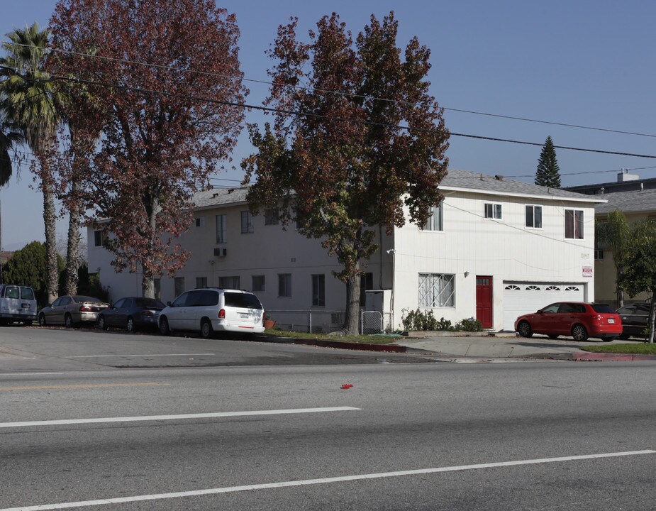 13357 Victory Blvd in Van Nuys, CA - Building Photo