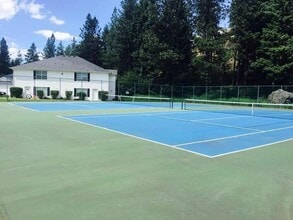 8205 N Ridgewood Dr in Hayden, ID - Building Photo - Building Photo