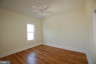 35 East Ave, Unit APT 2 in Woodstown, NJ - Foto de edificio - Building Photo