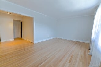 8 Stokes Rd in Yonkers, NY - Building Photo - Building Photo