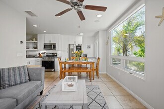 819 Ostend Ct in San Diego, CA - Foto de edificio - Building Photo