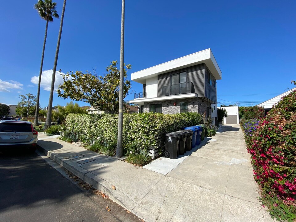 8365-67 Dunbarton Ave, Unit 01-360305 in Los Angeles, CA - Building Photo