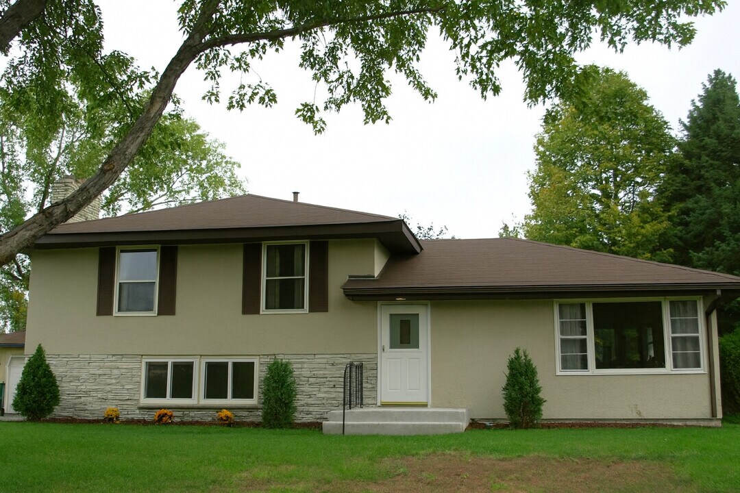 9121 Washington St NE in Blaine, MN - Building Photo