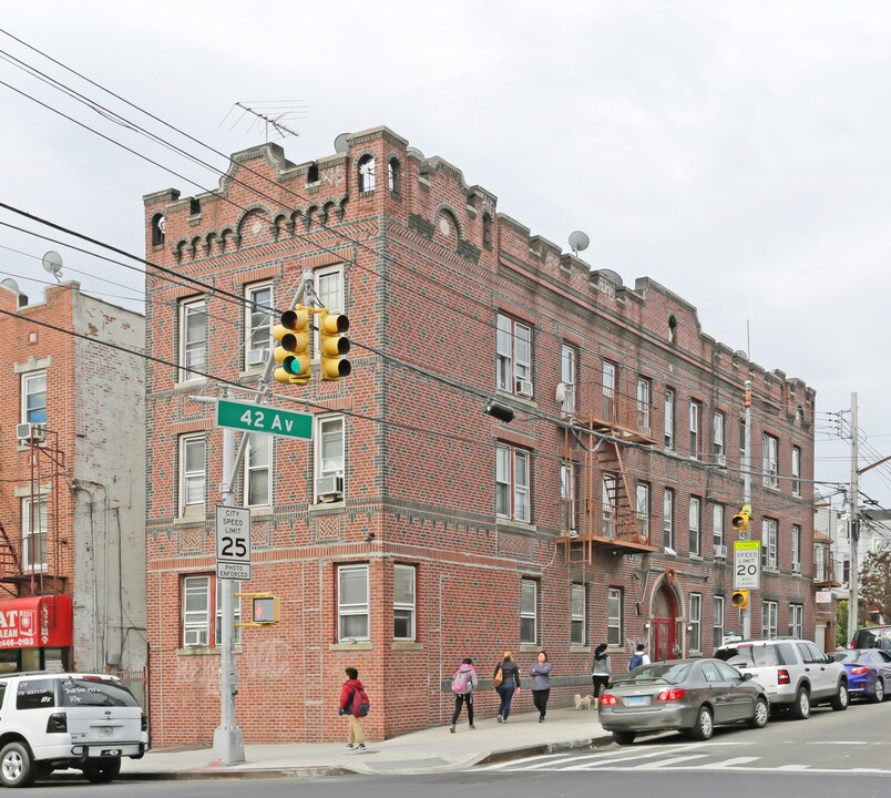 10480 42nd Ave in Corona, NY - Foto de edificio