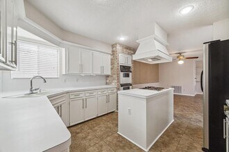 7806 Rollingbrook Dr in Houston, TX - Building Photo - Building Photo