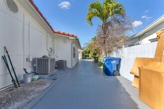 10295 SW 34th St in Miami, FL - Building Photo - Building Photo