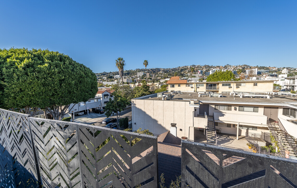 800 Westmount Dr, Unit 800 Westmount Dr. #2 in West Hollywood, CA - Building Photo