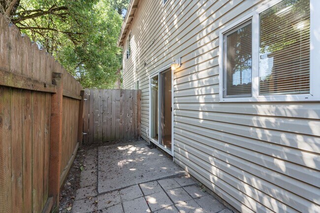 1936 SE 162nd Ave-Unit -B in Portland, OR - Foto de edificio - Building Photo