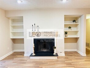 1011 Dunbar Dr in Dunwoody, GA - Foto de edificio - Building Photo