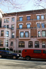 61 W 70th St in New York, NY - Building Photo - Building Photo