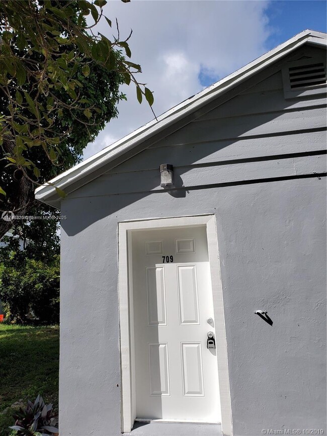 701 Columbus Pkwy-Unit -709 in Hollywood, FL - Foto de edificio - Building Photo