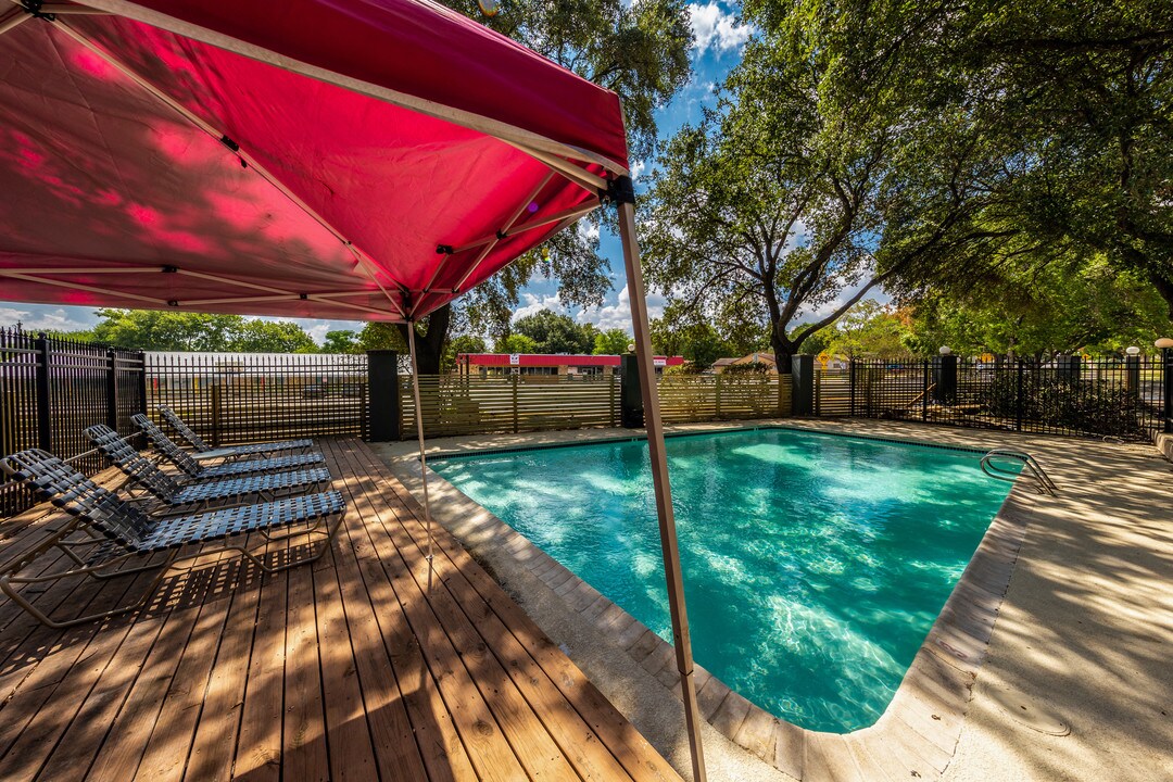 Las Palmas Townhomes in San Antonio, TX - Building Photo