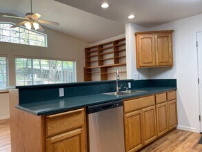 517 Eastwood Dr in Medford, OR - Building Photo - Building Photo