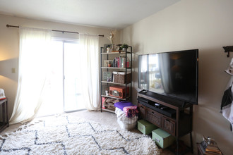 Broadway Apartments in Columbia, MO - Foto de edificio - Interior Photo