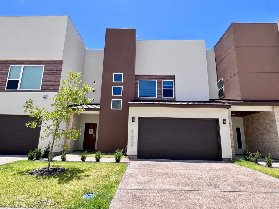 9653 McPherson Rd in Laredo, TX - Building Photo