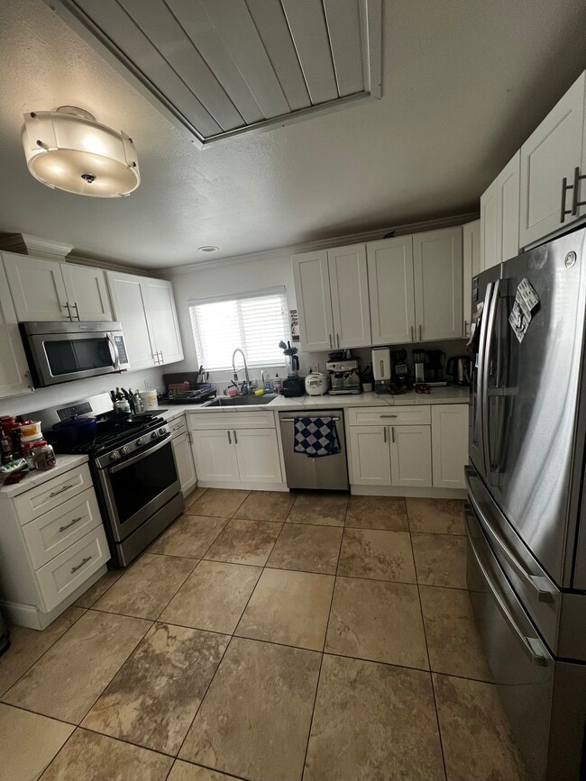 1042 Garland Dr in San Diego, CA - Foto de edificio - Building Photo