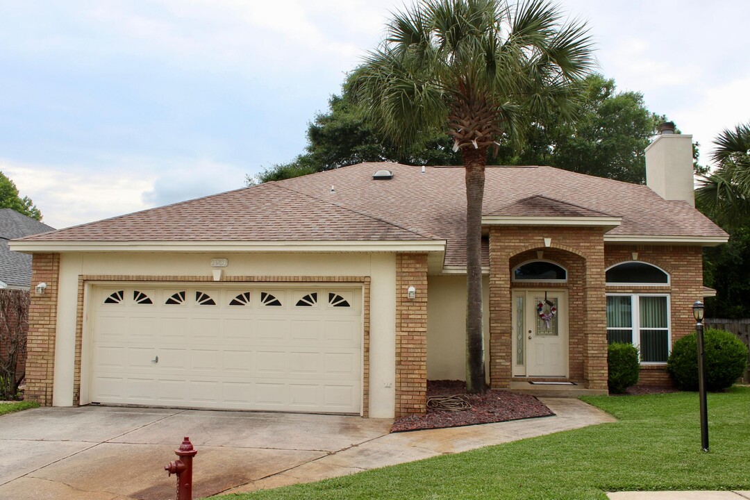 1951 Waterford Ridge Rd in Fort Walton Beach, FL - Foto de edificio