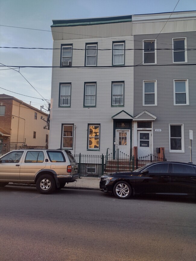 251 Halladay St Apartments and Nearby Jersey City Apartments For Rent