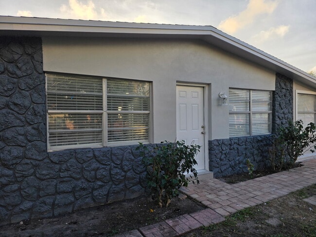3044 SE Camino Ave in Stuart, FL - Building Photo - Building Photo