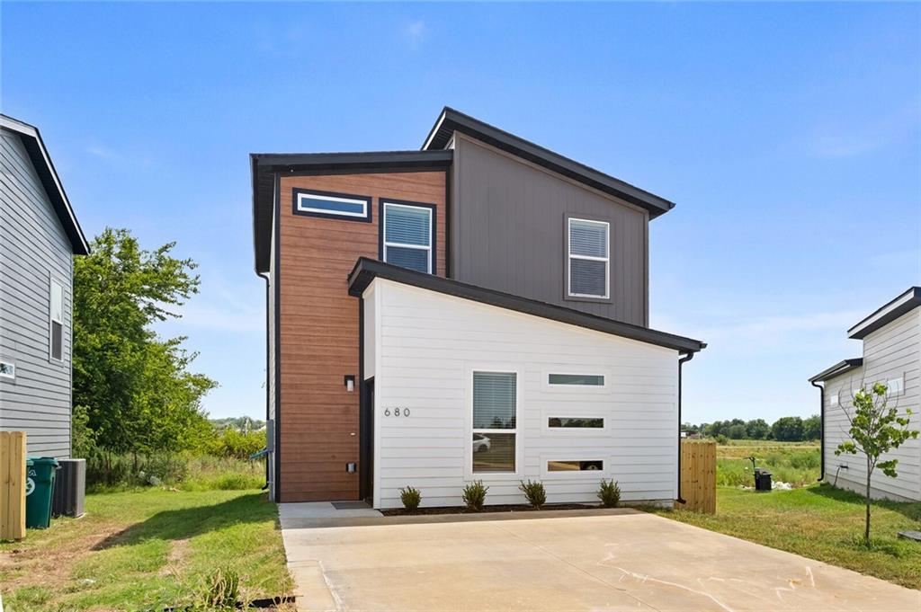 680 Pacific Ave in Centerton, AR - Building Photo