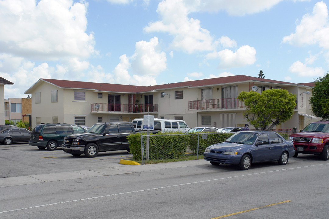 1275 W 49th Pl in Hialeah, FL - Building Photo