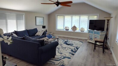 1 Washington Ave E in Hampton Bays, NY - Building Photo - Building Photo