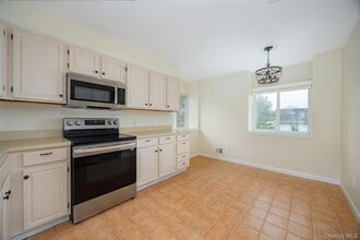 54 Bennett Common Way in Millbrook, NY - Foto de edificio - Building Photo