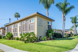 Palm Court Apartments in Buena Park, CA - Building Photo