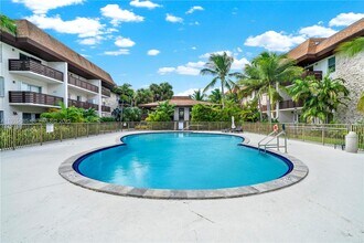 7477 SW 82nd St in Miami, FL - Building Photo - Building Photo