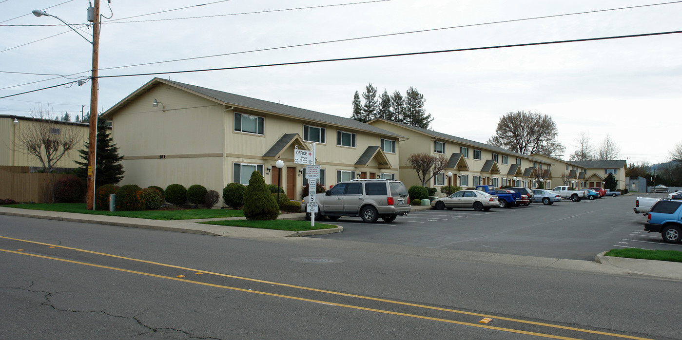 Eastwood Townhouses in Roseburg, OR - Foto de edificio