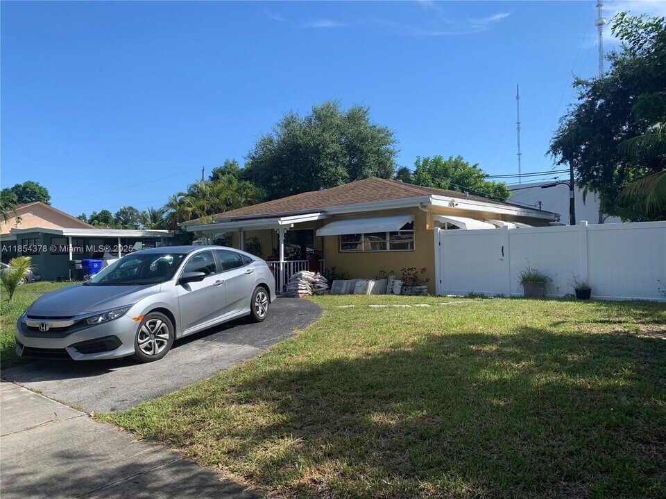 106 Harvard Rd in West Park, FL - Building Photo