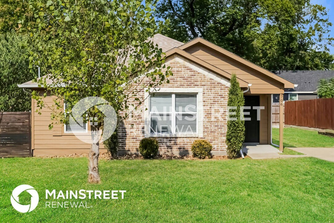 706 Lloyd St in Wilmer, TX - Building Photo