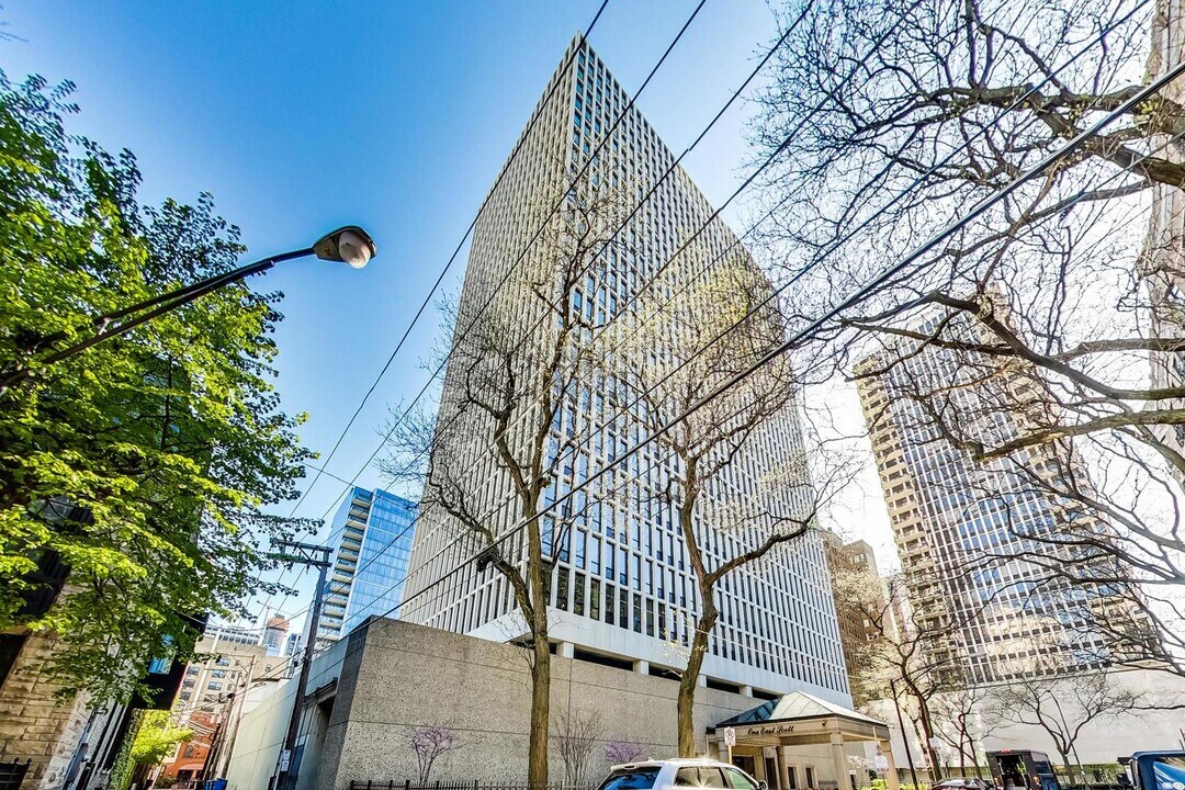 1 E Scott St in Chicago, IL - Building Photo