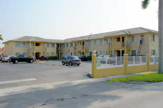 Junor Apartments in Hialeah, FL - Building Photo - Building Photo