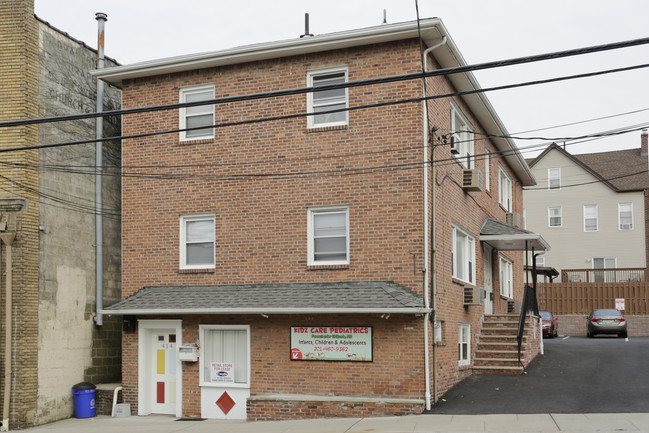 414 Hackensack St in Carlstadt, NJ - Building Photo - Building Photo