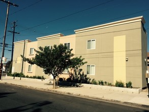 16057 Hartland St in Van Nuys, CA - Foto de edificio - Building Photo