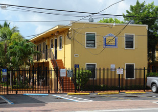 3616-3620 Grand Ave in Miami, FL - Foto de edificio - Building Photo