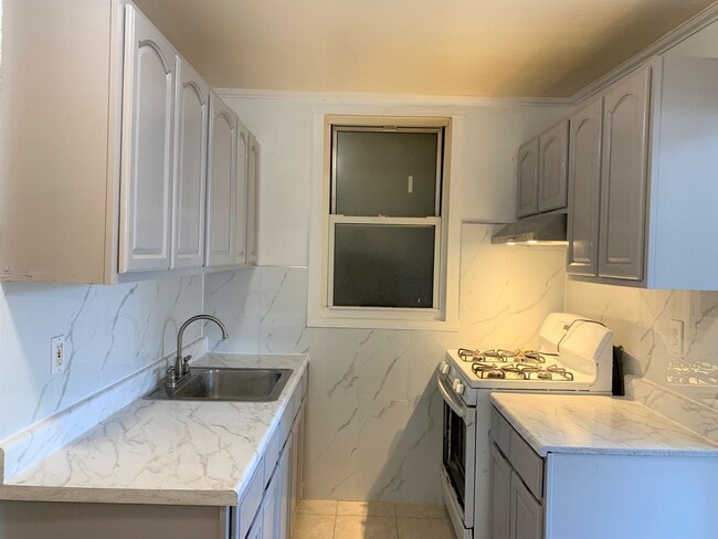 4706 104th St, Unit 3rd Floor in Corona, NY - Foto de edificio - Building Photo