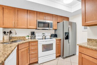 600 Neapolitan Way in Naples, FL - Foto de edificio - Building Photo