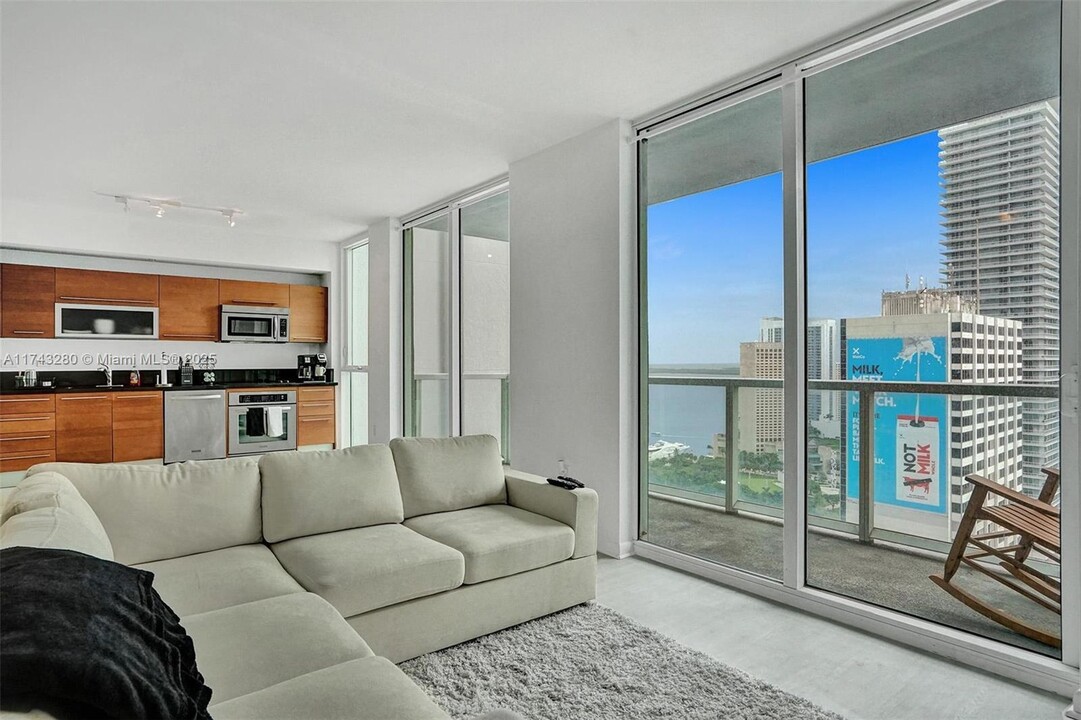 244 Biscayne Blvd in Miami, FL - Building Photo