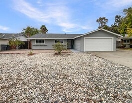 5921 Hillsdale Blvd in Sacramento, CA - Building Photo