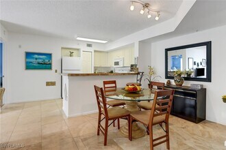 1180 Wildwood Lakes Blvd in Naples, FL - Building Photo - Building Photo