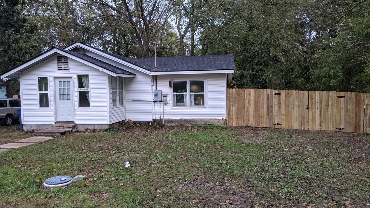 308 N McKinnon Ave in Gentry, AR - Building Photo