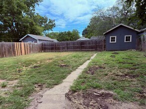208 SW Courtland Ave in Topeka, KS - Building Photo - Building Photo