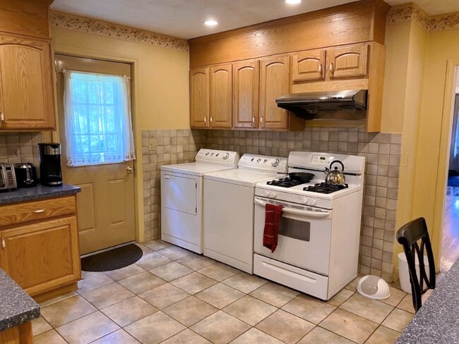 999 Lyle St-Unit -1 in Malden, MA - Foto de edificio - Building Photo