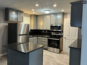 1102 Bell Grimes Ln in Nashville, TN - Foto de edificio - Building Photo