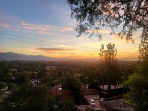 300 Sequoia Dr in Pasadena, CA - Foto de edificio - Building Photo