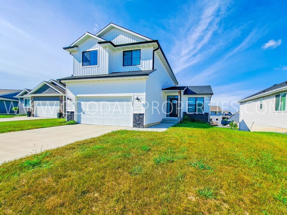 305 NW Horan Ct in Waukee, IA - Foto de edificio