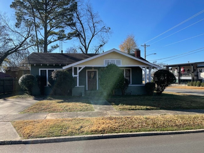 201 E North St