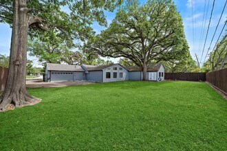 1068 Chimney Rock Rd in Houston, TX - Building Photo - Building Photo